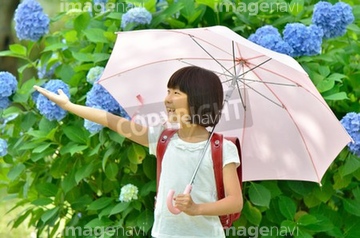 傘 差し出す の画像素材 季節 人物の写真素材ならイメージナビ