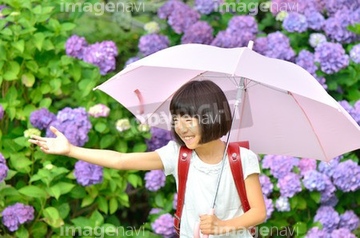 傘 差し出す の画像素材 季節 人物の写真素材ならイメージナビ