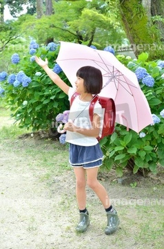 傘 差し出す の画像素材 季節 人物の写真素材ならイメージナビ