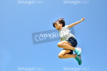 女の子 ジャンプ 動作 の画像素材 行動 人物の写真素材ならイメージナビ
