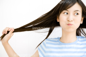 引っ張られる の画像素材 セルフケア 美容 健康の写真素材ならイメージナビ