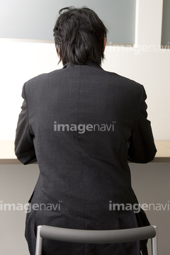 男性 後ろ姿 日本人 スーツ 不安 の画像素材 感情 人物の写真素材ならイメージナビ