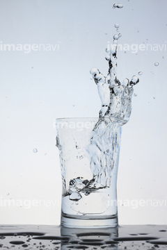 ガラスコップ 水 水しぶき ロイヤリティフリー の画像素材 雑貨 日用品 オブジェクトの写真素材ならイメージナビ