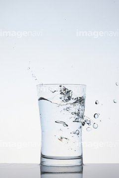 ガラスコップ 水 水しぶき ロイヤリティフリー の画像素材 雑貨 日用品 オブジェクトの写真素材ならイメージナビ