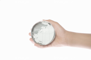 地球 手 支える の画像素材 エネルギー エコロジーの写真素材ならイメージナビ