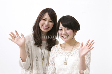 手を振る 2人 若者 の画像素材 構図 人物の写真素材ならイメージナビ