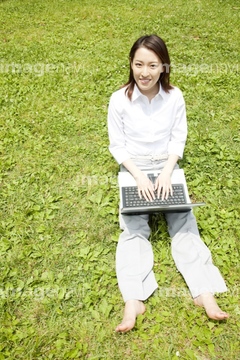 女性 日本人 裸足 スーツ の画像素材 写真素材ならイメージナビ