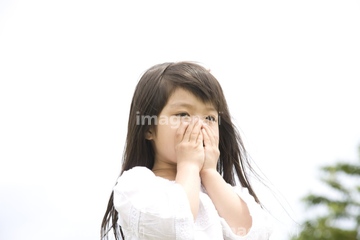 口を覆う の画像素材 日本人 人物の写真素材ならイメージナビ