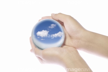 ボール 持つ 手 水晶玉 両手 の画像素材 エネルギー エコロジーの写真素材ならイメージナビ
