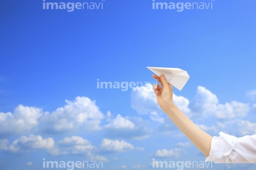 紙飛行機 飛ばす の画像素材 体のパーツ 人物の写真素材ならイメージナビ