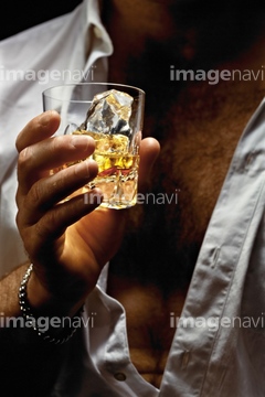 グラス 持つ 手 男性 ウイスキーグラス の画像素材 飲み物 食べ物の写真素材ならイメージナビ