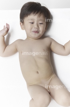 子供 裸 男の子 幼児 横たわる の画像素材 家族 人間関係 人物の写真素材ならイメージナビ