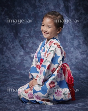 女の子 座る 横向き 正座 の画像素材 行動 人物の写真素材ならイメージナビ