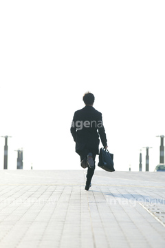 男性 走る 後ろ スーツ 急ぐ の画像素材 ビジネスシーン ビジネスの写真素材ならイメージナビ
