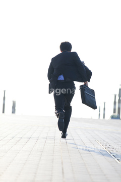 男性 走る 後ろ スーツ 急ぐ の画像素材 ビジネスシーン ビジネスの写真素材ならイメージナビ