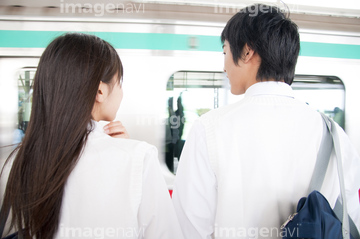 カップル 後ろ姿 日本人 制服 の画像素材 家族 人間関係 人物の写真素材ならイメージナビ