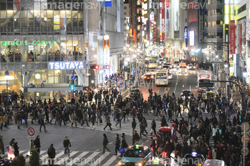 スクランブル交差点 夜 の画像素材 道路 乗り物 交通の写真素材ならイメージナビ