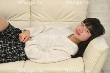 女子高生 横になる スカート の画像素材 日本人 人物の写真素材ならイメージナビ