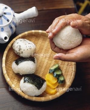 おにぎり 握る の画像素材 季節 形態別食べ物 食べ物の写真素材ならイメージナビ