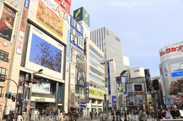 新宿駅東口アルタ前 の画像素材 写真素材ならイメージナビ