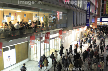 都会 人ごみ 新宿区 の画像素材 交通イメージ 乗り物 交通の写真素材ならイメージナビ