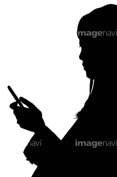 スマートフォンを見る女性シルエット の画像素材 イラスト素材ならイメージナビ