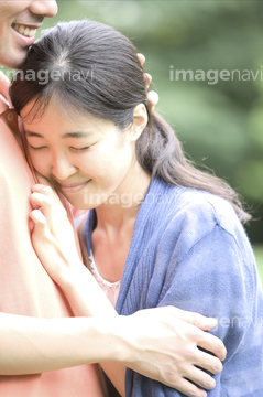 抱き合う 男女 の画像素材 家族 人間関係 人物の写真素材ならイメージナビ