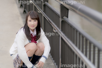 女の子 しゃがむ かわいい 制服 の画像素材 日本人 人物の写真素材ならイメージナビ