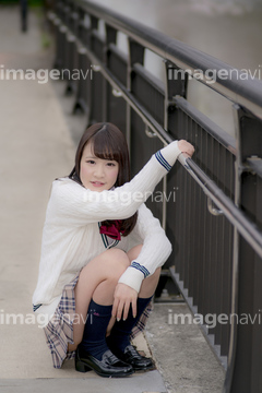 しゃがみ込む かわいい の画像素材 年齢 人物の写真素材ならイメージナビ