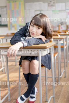 勉強机 座る の画像素材 日本人 人物の写真素材ならイメージナビ