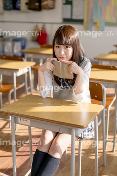 勉強机 座る の画像素材 日本人 人物の写真素材ならイメージナビ