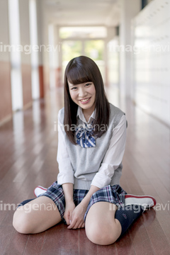 日本人 女性 ミニスカート 座る の画像素材 年齢 人物の写真素材ならイメージナビ