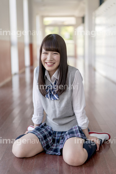 ミニスカート 座る の画像素材 日本人 人物の写真素材ならイメージナビ
