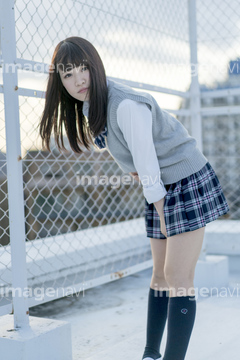 女子高生 前屈み 