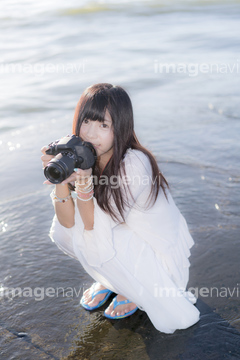 一眼レフカメラ 構える 長い の画像素材 日本人 人物の写真素材ならイメージナビ