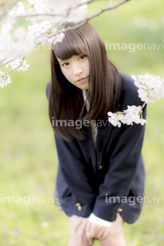 前かがみ 女性 学生 制服 の画像素材 日本人 人物の写真素材ならイメージナビ