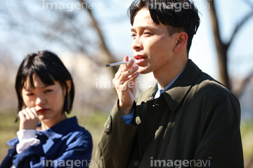 たばこ 男性 日本人 2人 の画像素材 感情 人物の写真素材ならイメージナビ