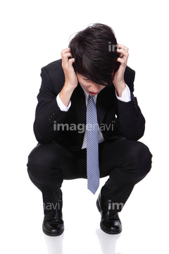 男性 スーツ しゃがむ 憂鬱 の画像素材 写真素材ならイメージナビ
