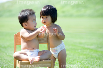 裸 幼児 女の子 日本人 2人 の画像素材 季節 人物の写真素材ならイメージナビ