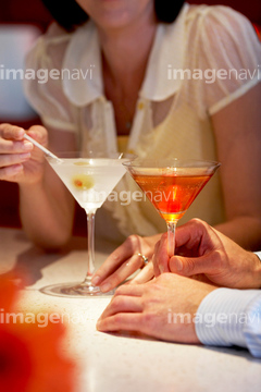 グラス 持つ 手 男性 カクテルグラス の画像素材 飲み物 食べ物の写真素材ならイメージナビ