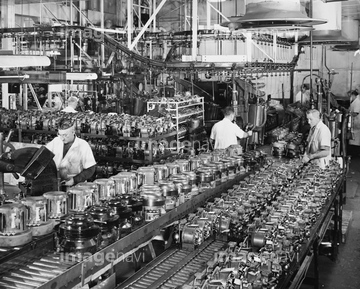 働く人々 作業員 4人 イラスト の画像素材 生産業 製造業 産業 環境問題のイラスト素材ならイメージナビ