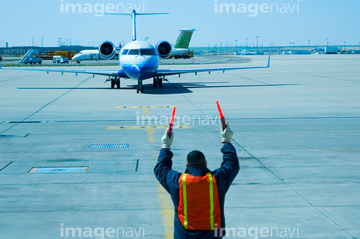 航空機誘導員 の画像素材 航空 乗り物 交通の写真素材ならイメージナビ