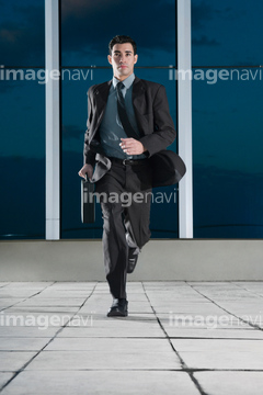 成人男性 西洋人 スーツ 正面 走る 動作 の画像素材 行動 人物の写真素材ならイメージナビ