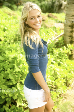 人物 外国人 女性 ブロンドヘアー 笑顔 1人 スカート 立つ ミニスカート の画像素材 写真素材ならイメージナビ