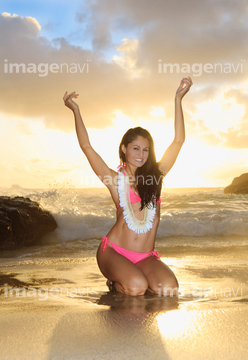 人物 構図 正面 水着 座る 笑う 正座 の画像素材 写真素材ならイメージナビ