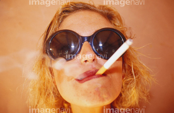 くわえタバコ の画像素材 行動 人物の写真素材ならイメージナビ