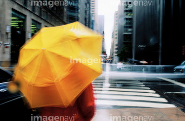 傘 後ろ姿 雨傘 の画像素材 構図 人物の写真素材ならイメージナビ
