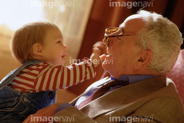 おじいさん 横顔 外国人 幼児 の画像素材 家族 人間関係 人物の写真素材ならイメージナビ