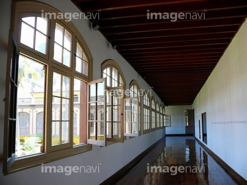 学校 廊下 窓 ラテンアメリカ の画像素材 構図 人物の写真素材ならイメージナビ