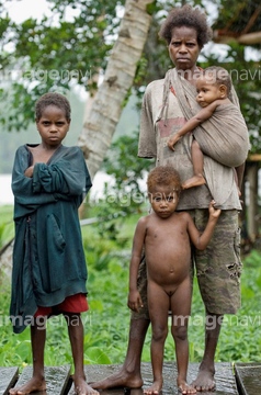 子供 親子 裸 外国人 パプア人 の画像素材 写真素材ならイメージナビ